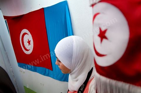 13 juin Cité Ettahrir Tunis : Le chef du parti islamiste Ennahda au pouvoir en Tunisie, Rached Ghannouchi, a appellé mercredi 13 juin au matin lors d'une conférence de presse, la population à descendre dans la rue et à protéger les bâtiments publics vendredi prochain, en réponse aux nouvelles manifestations annoncées le même jour par des salafistes. Symboliquement la conférence de presse a eu lieu à la Cité Ettahrir, une banlieue populaire de Tunis où des affrontements ont eu lieu ces deux derniers jours.