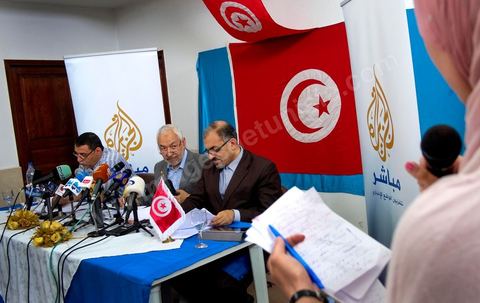 13 juin Cité Ettahrir Tunis : Le chef du parti islamiste Ennahda au pouvoir en Tunisie, Rached Ghannouchi, a appellé mercredi 13 juin au matin lors d'une conférence de presse, la population à descendre dans la rue et à protéger les bâtiments publics vendredi prochain, en réponse aux nouvelles manifestations annoncées le même jour par des salafistes. Symboliquement la conférence de presse a eu lieu à la Cité Ettahrir, une banlieue populaire de Tunis où des affrontements ont eu lieu ces deux derniers jours.