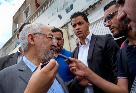 13 juin Cité Ettahrir Tunis : Le chef du parti islamiste Ennahda au pouvoir en Tunisie, Rached Ghannouchi, a appellé mercredi 13 juin au matin lors d'une conférence de presse, la population à descendre dans la rue et à protéger les bâtiments publics vendredi prochain, en réponse aux nouvelles manifestations annoncées le même jour par des salafistes. Symboliquement la conférence de presse a eu lieu à la Cité Ettahrir, une banlieue populaire de Tunis où des affrontements ont eu lieu ces deux derniers jours.