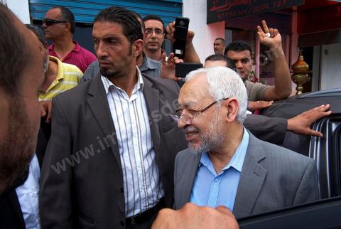 13 juin Cité Ettahrir Tunis : Le chef du parti islamiste Ennahda au pouvoir en Tunisie, Rached Ghannouchi, a appellé mercredi 13 juin au matin lors d'une conférence de presse, la population à descendre dans la rue et à protéger les bâtiments publics vendredi prochain, en réponse aux nouvelles manifestations annoncées le même jour par des salafistes. Symboliquement la conférence de presse a eu lieu à la Cité Ettahrir, une banlieue populaire de Tunis où des affrontements ont eu lieu ces deux derniers jours.