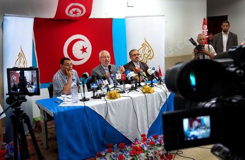13 juin Cité Ettahrir Tunis : Le chef du parti islamiste Ennahda au pouvoir en Tunisie, Rached Ghannouchi, a appellé mercredi 13 juin au matin lors d'une conférence de presse, la population à descendre dans la rue et à protéger les bâtiments publics vendredi prochain, en réponse aux nouvelles manifestations annoncées le même jour par des salafistes. Symboliquement la conférence de presse a eu lieu à la Cité Ettahrir, une banlieue populaire de Tunis où des affrontements ont eu lieu ces deux derniers jours.
