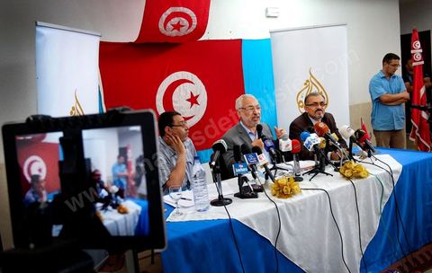 13 juin Cité Ettahrir Tunis : Le chef du parti islamiste Ennahda au pouvoir en Tunisie, Rached Ghannouchi, a appellé mercredi 13 juin au matin lors d'une conférence de presse, la population à descendre dans la rue et à protéger les bâtiments publics vendredi prochain, en réponse aux nouvelles manifestations annoncées le même jour par des salafistes. Symboliquement la conférence de presse a eu lieu à la Cité Ettahrir, une banlieue populaire de Tunis où des affrontements ont eu lieu ces deux derniers jours.