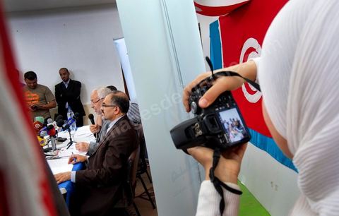 13 juin Cité Ettahrir Tunis : Le chef du parti islamiste Ennahda au pouvoir en Tunisie, Rached Ghannouchi, a appellé mercredi 13 juin au matin lors d'une conférence de presse, la population à descendre dans la rue et à protéger les bâtiments publics vendredi prochain, en réponse aux nouvelles manifestations annoncées le même jour par des salafistes. Symboliquement la conférence de presse a eu lieu à la Cité Ettahrir, une banlieue populaire de Tunis où des affrontements ont eu lieu ces deux derniers jours.