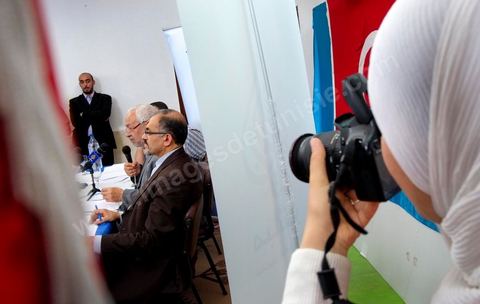 13 juin Cité Ettahrir Tunis : Le chef du parti islamiste Ennahda au pouvoir en Tunisie, Rached Ghannouchi, a appellé mercredi 13 juin au matin lors d'une conférence de presse, la population à descendre dans la rue et à protéger les bâtiments publics vendredi prochain, en réponse aux nouvelles manifestations annoncées le même jour par des salafistes. Symboliquement la conférence de presse a eu lieu à la Cité Ettahrir, une banlieue populaire de Tunis où des affrontements ont eu lieu ces deux derniers jours.