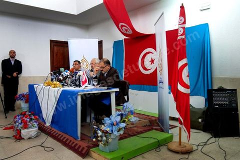 13 juin Cité Ettahrir Tunis : Le chef du parti islamiste Ennahda au pouvoir en Tunisie, Rached Ghannouchi, a appellé mercredi 13 juin au matin lors d'une conférence de presse, la population à descendre dans la rue et à protéger les bâtiments publics vendredi prochain, en réponse aux nouvelles manifestations annoncées le même jour par des salafistes. Symboliquement la conférence de presse a eu lieu à la Cité Ettahrir, une banlieue populaire de Tunis où des affrontements ont eu lieu ces deux derniers jours.
