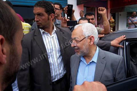 13 juin Cité Ettahrir Tunis : Le chef du parti islamiste Ennahda au pouvoir en Tunisie, Rached Ghannouchi, a appellé mercredi 13 juin au matin lors d'une conférence de presse, la population à descendre dans la rue et à protéger les bâtiments publics vendredi prochain, en réponse aux nouvelles manifestations annoncées le même jour par des salafistes. Symboliquement la conférence de presse a eu lieu à la Cité Ettahrir, une banlieue populaire de Tunis où des affrontements ont eu lieu ces deux derniers jours.