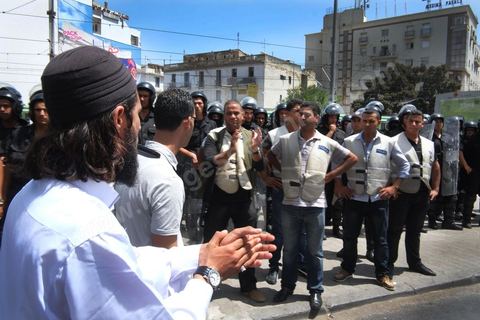 Un blindé et la police d'intervention ont pris position autour de la mosquée El Fatah, dominée par les salafistes, au centre de Tunis, vendredi 15 juin. In extremis, la veille, les chefs salafistes ont annulés les manifestations prévues. À la sortie de la grande prière, salafistes et policiers sapplaudissent !