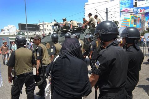 Un blindé et la police d'intervention ont pris position autour de la mosquée El Fatah, dominée par les salafistes, au centre de Tunis, vendredi 15 juin. In extremis, la veille, les chefs salafistes ont annulés les manifestations prévues. À la sortie de la grande prière, salafistes et policiers sapplaudissent !