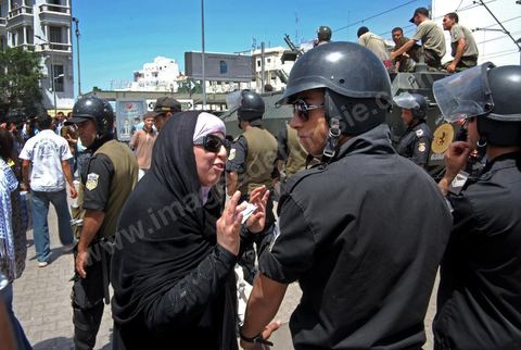 Un blindé et la police d'intervention ont pris position autour de la mosquée El Fatah, dominée par les salafistes, au centre de Tunis, vendredi 15 juin. In extremis, la veille, les chefs salafistes ont annulés les manifestations prévues. À la sortie de la grande prière, salafistes et policiers sapplaudissent !