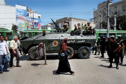 Un blindé et la police d'intervention ont pris position autour de la mosquée El Fatah, dominée par les salafistes, au centre de Tunis, vendredi 15 juin. In extremis, la veille, les chefs salafistes ont annulés les manifestations prévues. À la sortie de la grande prière, salafistes et policiers sapplaudissent !
