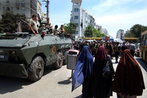 Un blindé et la police d'intervention ont pris position autour de la mosquée El Fatah, dominée par les salafistes, au centre de Tunis, vendredi 15 juin. In extremis, la veille, les chefs salafistes ont annulés les manifestations prévues. À la sortie de la grande prière, salafistes et policiers sapplaudissent !