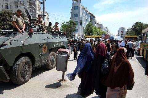 Un blindé et la police d'intervention ont pris position autour de la mosquée El Fatah, dominée par les salafistes, au centre de Tunis, vendredi 15 juin. In extremis, la veille, les chefs salafistes ont annulés les manifestations prévues. À la sortie de la grande prière, salafistes et policiers sapplaudissent !