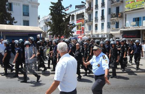 Un blindé et la police d'intervention ont pris position autour de la mosquée El Fatah, dominée par les salafistes, au centre de Tunis, vendredi 15 juin. In extremis, la veille, les chefs salafistes ont annulés les manifestations prévues. À la sortie de la grande prière, salafistes et policiers sapplaudissent !