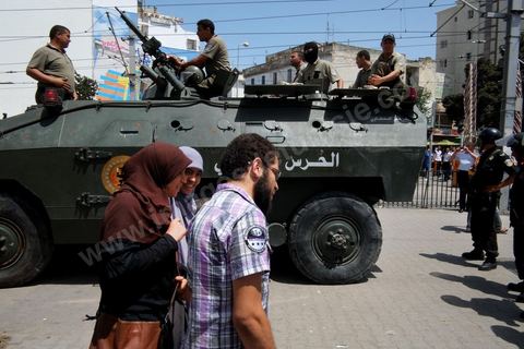 Un blindé et la police d'intervention ont pris position autour de la mosquée El Fatah, dominée par les salafistes, au centre de Tunis, vendredi 15 juin. In extremis, la veille, les chefs salafistes ont annulés les manifestations prévues. À la sortie de la grande prière, salafistes et policiers sapplaudissent !