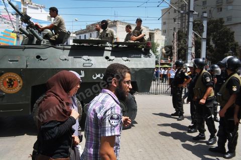 Un blindé et la police d'intervention ont pris position autour de la mosquée El Fatah, dominée par les salafistes, au centre de Tunis, vendredi 15 juin. In extremis, la veille, les chefs salafistes ont annulés les manifestations prévues. À la sortie de la grande prière, salafistes et policiers sapplaudissent !