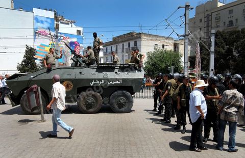 Un blindé et la police d'intervention ont pris position autour de la mosquée El Fatah, dominée par les salafistes, au centre de Tunis, vendredi 15 juin. In extremis, la veille, les chefs salafistes ont annulés les manifestations prévues. À la sortie de la grande prière, salafistes et policiers sapplaudissent !