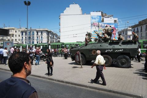 Un blindé et la police d'intervention ont pris position autour de la mosquée El Fatah, dominée par les salafistes, au centre de Tunis, vendredi 15 juin. In extremis, la veille, les chefs salafistes ont annulés les manifestations prévues. À la sortie de la grande prière, salafistes et policiers sapplaudissent !