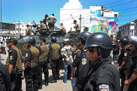 Un blindé et la police d'intervention ont pris position autour de la mosquée El Fatah, dominée par les salafistes, au centre de Tunis, vendredi 15 juin. In extremis, la veille, les chefs salafistes ont annulés les manifestations prévues. À la sortie de la grande prière, salafistes et policiers sapplaudissent !