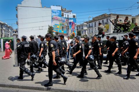 Un blindé et la police d'intervention ont pris position autour de la mosquée El Fatah, dominée par les salafistes, au centre de Tunis, vendredi 15 juin. In extremis, la veille, les chefs salafistes ont annulés les manifestations prévues. À la sortie de la grande prière, salafistes et policiers sapplaudissent !