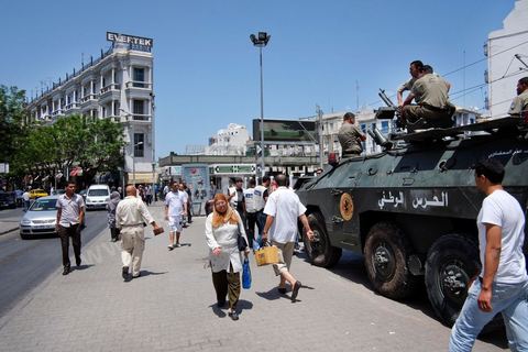 Un blindé et la police d'intervention ont pris position autour de la mosquée El Fatah, dominée par les salafistes, au centre de Tunis, vendredi 15 juin. In extremis, la veille, les chefs salafistes ont annulés les manifestations prévues. À la sortie de la grande prière, salafistes et policiers sapplaudissent !