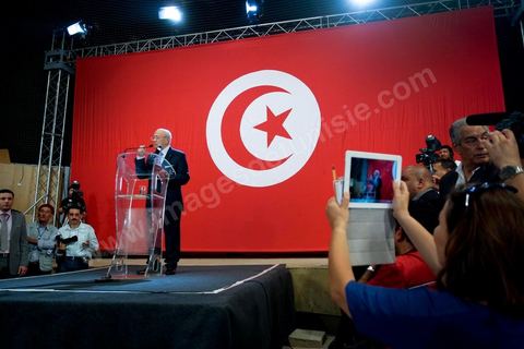 16 juin : Beji Caied Essebsi a annoncé officiellement la création du mouvement politique "Nidaa Tounes" (Appel de la Tunisie) dans un palais des congrès plein à craquer. Au cours de son discours, l'ancien premier ministre a déclaré que l'actuel gouvernement ne peut pas à lui seul sortir le pays de l'impasse. Lors de l’annonce du lancement du nouveau parti, Beji Caied Essebsi a estimé que son but était de réunir tout le monde pour l’intérêt du pays. Il a également insisté pour que l’article numéro un de l’ancienne constitution soit gardé.