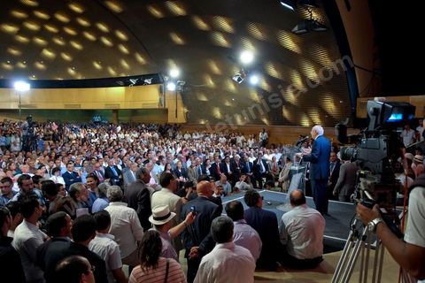 16 juin : Beji Caied Essebsi a annoncé officiellement la création du mouvement politique "Nidaa Tounes" (Appel de la Tunisie) dans un palais des congrès plein à craquer. Au cours de son discours, l'ancien premier ministre a déclaré que l'actuel gouvernement ne peut pas à lui seul sortir le pays de l'impasse. Lors de l’annonce du lancement du nouveau parti, Beji Caied Essebsi a estimé que son but était de réunir tout le monde pour l’intérêt du pays. Il a également insisté pour que l’article numéro un de l’ancienne constitution soit gardé.