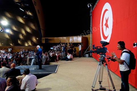 16 juin : Beji Caied Essebsi a annoncé officiellement la création du mouvement politique "Nidaa Tounes" (Appel de la Tunisie) dans un palais des congrès plein à craquer. Au cours de son discours, l'ancien premier ministre a déclaré que l'actuel gouvernement ne peut pas à lui seul sortir le pays de l'impasse. Lors de l’annonce du lancement du nouveau parti, Beji Caied Essebsi a estimé que son but était de réunir tout le monde pour l’intérêt du pays. Il a également insisté pour que l’article numéro un de l’ancienne constitution soit gardé.