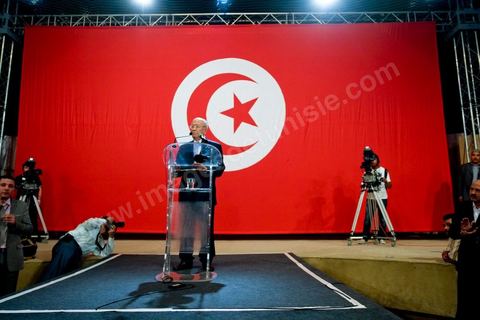 16 juin : Beji Caied Essebsi a annoncé officiellement la création du mouvement politique "Nidaa Tounes" (Appel de la Tunisie) dans un palais des congrès plein à craquer. Au cours de son discours, l'ancien premier ministre a déclaré que l'actuel gouvernement ne peut pas à lui seul sortir le pays de l'impasse. Lors de l’annonce du lancement du nouveau parti, Beji Caied Essebsi a estimé que son but était de réunir tout le monde pour l’intérêt du pays. Il a également insisté pour que l’article numéro un de l’ancienne constitution soit gardé.