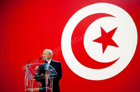 16 juin : Beji Caied Essebsi a annoncé officiellement la création du mouvement politique "Nidaa Tounes" (Appel de la Tunisie) dans un palais des congrès plein à craquer. Au cours de son discours, l'ancien premier ministre a déclaré que l'actuel gouvernement ne peut pas à lui seul sortir le pays de l'impasse. Lors de l’annonce du lancement du nouveau parti, Beji Caied Essebsi a estimé que son but était de réunir tout le monde pour l’intérêt du pays. Il a également insisté pour que l’article numéro un de l’ancienne constitution soit gardé.