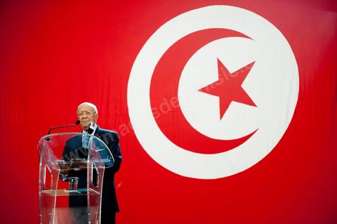 16 juin : Beji Caied Essebsi a annoncé officiellement la création du mouvement politique "Nidaa Tounes" (Appel de la Tunisie) dans un palais des congrès plein à craquer. Au cours de son discours, l'ancien premier ministre a déclaré que l'actuel gouvernement ne peut pas à lui seul sortir le pays de l'impasse. Lors de l’annonce du lancement du nouveau parti, Beji Caied Essebsi a estimé que son but était de réunir tout le monde pour l’intérêt du pays. Il a également insisté pour que l’article numéro un de l’ancienne constitution soit gardé.