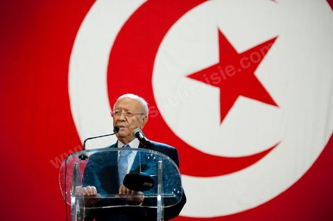 16 juin : Beji Caied Essebsi a annoncé officiellement la création du mouvement politique "Nidaa Tounes" (Appel de la Tunisie) dans un palais des congrès plein à craquer. Au cours de son discours, l'ancien premier ministre a déclaré que l'actuel gouvernement ne peut pas à lui seul sortir le pays de l'impasse. Lors de l’annonce du lancement du nouveau parti, Beji Caied Essebsi a estimé que son but était de réunir tout le monde pour l’intérêt du pays. Il a également insisté pour que l’article numéro un de l’ancienne constitution soit gardé.
