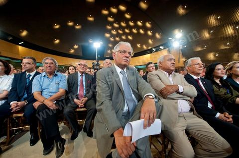 16 juin : Au premier rang Kamel Morjane, Ahmed Brahim, Taieb Baccouche ... Beji Caied Essebsi a annoncé officiellement la création du mouvement politique "Nidaa Tounes" (Appel de la Tunisie) dans un palais des congrès plein à craquer. Au cours de son discours, l'ancien premier ministre a déclaré que l'actuel gouvernement ne peut pas à lui seul sortir le pays de l'impasse. Lors de l’annonce du lancement du nouveau parti, Beji Caied Essebsi a estimé que son but était de réunir tout le monde pour l’intérêt du pays. Il a également insisté pour que l’article numéro un de l’ancienne constitution soit gardé. 