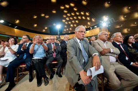16 juin : Au premier rang Kamel Morjane, Ahmed Brahim, Taieb Baccouche ... Beji Caied Essebsi a annoncé officiellement la création du mouvement politique "Nidaa Tounes" (Appel de la Tunisie) dans un palais des congrès plein à craquer. Au cours de son discours, l'ancien premier ministre a déclaré que l'actuel gouvernement ne peut pas à lui seul sortir le pays de l'impasse. Lors de l’annonce du lancement du nouveau parti, Beji Caied Essebsi a estimé que son but était de réunir tout le monde pour l’intérêt du pays. Il a également insisté pour que l’article numéro un de l’ancienne constitution soit gardé. 