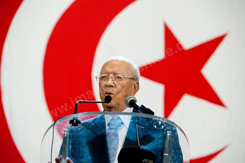 16 juin : Beji Caied Essebsi a annoncé officiellement la création du mouvement politique "Nidaa Tounes" (Appel de la Tunisie) dans un palais des congrès plein à craquer. Au cours de son discours, l'ancien premier ministre a déclaré que l'actuel gouvernement ne peut pas à lui seul sortir le pays de l'impasse. Lors de l’annonce du lancement du nouveau parti, Beji Caied Essebsi a estimé que son but était de réunir tout le monde pour l’intérêt du pays. Il a également insisté pour que l’article numéro un de l’ancienne constitution soit gardé.