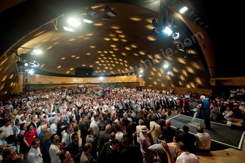16 juin : Beji Caied Essebsi a annoncé officiellement la création du mouvement politique "Nidaa Tounes" (Appel de la Tunisie) dans un palais des congrès plein à craquer. Au cours de son discours, l'ancien premier ministre a déclaré que l'actuel gouvernement ne peut pas à lui seul sortir le pays de l'impasse. Lors de l’annonce du lancement du nouveau parti, Beji Caied Essebsi a estimé que son but était de réunir tout le monde pour l’intérêt du pays. Il a également insisté pour que l’article numéro un de l’ancienne constitution soit gardé.