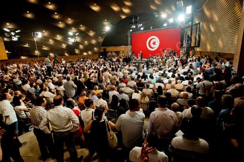 16 juin : Beji Caied Essebsi a annoncé officiellement la création du mouvement politique "Nidaa Tounes" (Appel de la Tunisie) dans un palais des congrès plein à craquer. Au cours de son discours, l'ancien premier ministre a déclaré que l'actuel gouvernement ne peut pas à lui seul sortir le pays de l'impasse. Lors de l’annonce du lancement du nouveau parti, Beji Caied Essebsi a estimé que son but était de réunir tout le monde pour l’intérêt du pays. Il a également insisté pour que l’article numéro un de l’ancienne constitution soit gardé.