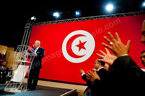 16 juin : Beji Caied Essebsi a annoncé officiellement la création du mouvement politique "Nidaa Tounes" (Appel de la Tunisie) dans un palais des congrès plein à craquer. Au cours de son discours, l'ancien premier ministre a déclaré que l'actuel gouvernement ne peut pas à lui seul sortir le pays de l'impasse. Lors de l’annonce du lancement du nouveau parti, Beji Caied Essebsi a estimé que son but était de réunir tout le monde pour l’intérêt du pays. Il a également insisté pour que l’article numéro un de l’ancienne constitution soit gardé.