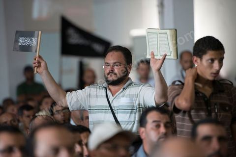 Meeting du Hizb ut Tahrir (parti de la liberation) au parc des expositions, dimanche 24 juin au parc des expositions à la Soukra (banlieue de Tunis). Le Hizb ut Tahrir, un parti internationaliste, partisan de la restauration du califat. Pour l'instant, le parti n'est pas autorisé en Tunisie en raison de sa référence à la religion.