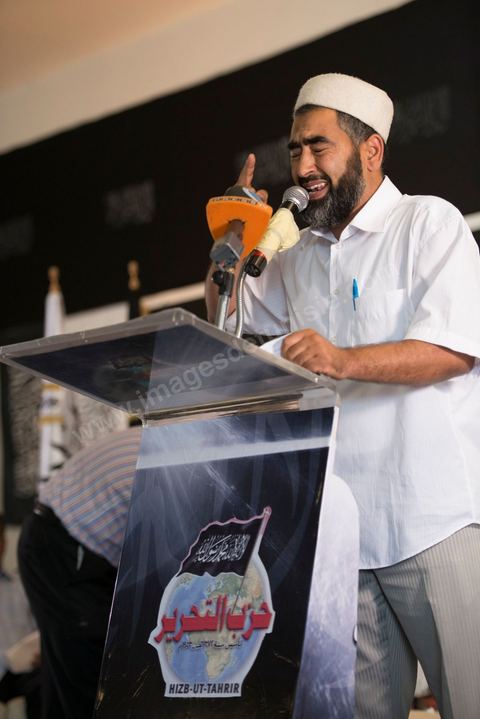 Adel Almi, fondateur d'Al Jamia Al Wassatia Li Tawia Wal Islah (Association centriste de sensibilisation et de réforme) lors du meeting du Hizb ut Tahrir (parti de la liberation) au parc des expositions, dimanche 24 juin au parc des expositions à la Soukra (banlieue de Tunis).