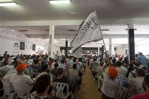 Meeting du Hizb ut Tahrir (parti de la liberation), dimanche 24 juin au parc des expositions à la Soukra (banlieue de Tunis). Le Hizb ut Tahrir, un parti internationaliste, partisan de la restauration du califat. Pour l'instant, le parti n'est pas autorisé en Tunisie en raison de sa référence à la religion.