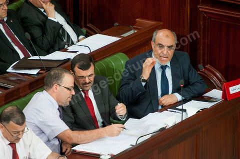 29 juin : Hamadi Jebali (bas à droite) chef du gouvernement, avec à ses cotés Ali Laryedh, ministre de l'Intérieur, Samir Dilou, ministre de la Justice transitionnelle et des Droits de l'homme et Abderrazak Kilani, Ministre des relations avec l'Assemblée à la  séance plénière à l'Assemblée Nationale Constituante avec la présence de Hamadi Jebali, chef du gouvernement, et un grand nombre de ministres. Cette séance plénière a été convoqué pour entendre le gouvernement sur l'affaire de l'extradition de ex-premier ministre libyen Baghdadi Mahmoudi. 