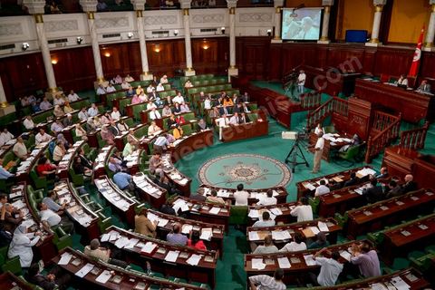 29 juin : l'hémicylce de l'ANC a fait le plein ce vendredi pour la séance plénière à l'Assemblée Nationale Constituante avec la présence de Hamadi Jebali, chef du gouvernement, et un grand nombre de ministres. Cette séance plénière a été convoqué pour entendre le gouvernement sur l'affaire de l'extradition de ex-premier ministre libyen Baghdadi Mahmoudi. 