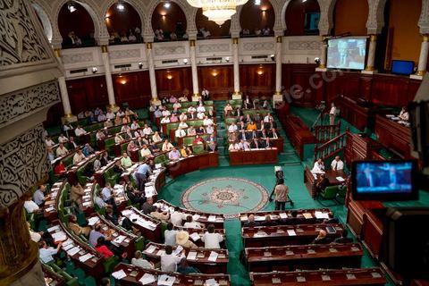 29 juin : l'hémicylce de l'ANC a fait le plein ce vendredi pour la séance plénière à l'Assemblée Nationale Constituante avec la présence de Hamadi Jebali, chef du gouvernement, et un grand nombre de ministres. Cette séance plénière a été convoqué pour entendre le gouvernement sur l'affaire de l'extradition de ex-premier ministre libyen Baghdadi Mahmoudi. 