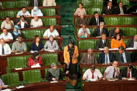 29 juin : députés Ennahdha à gauche et membres du gouvernement à droite à la séance plénière à l'Assemblée Nationale Constituante avec la présence de Hamadi Jebali, chef du gouvernement, et un grand nombre de ministres. Cette séance plénière a été convoqué pour entendre le gouvernement sur l'affaire de l'extradition de ex-premier ministre libyen Baghdadi Mahmoudi. 