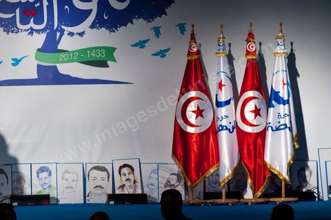 12 juillet : lors du 9ème congrès du mouvement islamiste Ennahdha, parti au pouvoir en Tunisie. plus de 10 000 congrèsites pour la grande cérémonie d'ouverture du congrès qui cloturera le 15 juillet. par terre les photos des martyrs du mouvement islamique ennahdha opprimé pendant 30 ans.