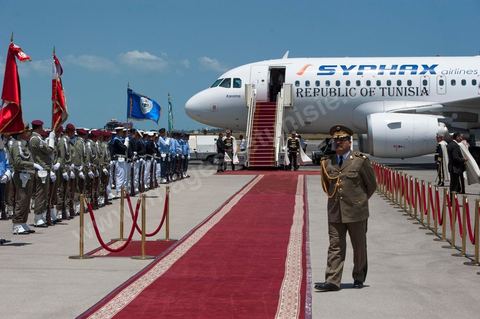 17 juillet : départ à Tunis à bord d'un avion de la nouvelle compagnie aérienne tunisienne Syphax Airlines au 1er jour de la visite officielle de Moncef Marzouki, Président de la République tunisienne à Paris et Marseille