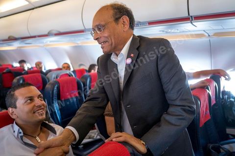 17 juillet : dans l'avion le président salue les membres de la délégation qui l'accompagnent au 1er jour de la visite officielle de Moncef Marzouki, Président de la République tunisienne à Paris et Marseille