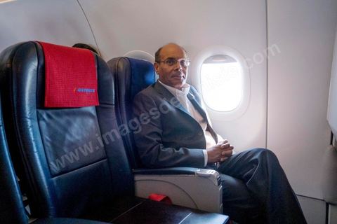 17 juillet : dans l'avion le président salue les membres de la délégation qui l'accompagnent au 1er jour de la visite officielle de Moncef Marzouki, Président de la République tunisienne à Paris et Marseille