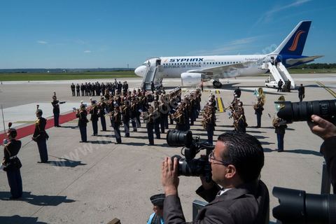 17 juillet : Accueil du président Marzouki à l'aéroport d'Orly par Sylvia Pinel, ministre déléguée à l'artisanat, au commerce et au tourisme, au 1er jour de la visite officielle de Moncef Marzouki, Président de la République tunisienne à Paris et Marseille