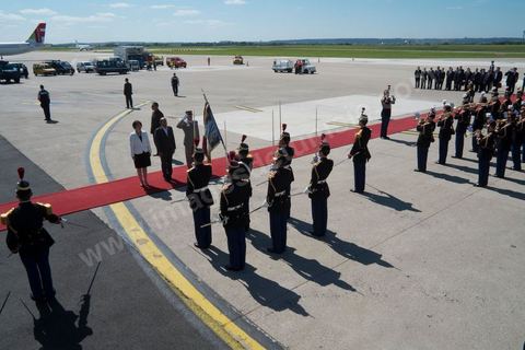17 juillet : Accueil du président Marzouki à l'aéroport d'Orly par Sylvia Pinel, ministre déléguée à l'artisanat, au commerce et au tourisme, au 1er jour de la visite officielle de Moncef Marzouki, Président de la République tunisienne à Paris et Marseille